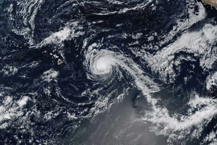 El huracán Kiko se debilita a tormenta tropical