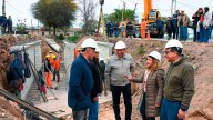 Fuentes inspeccionó los trabajos de apertura de la calle Andrés Chazarreta y anunció la construcción de una plaza