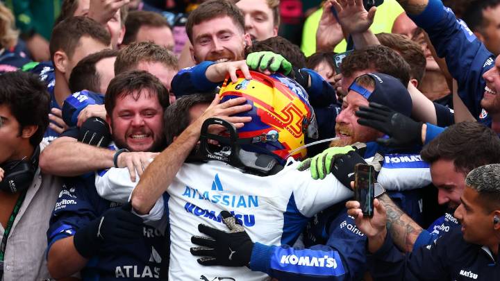 Carlos Sainz es tercero en Bakú y firma el primer podio de un español en esta temporada; Verstappen gana y Piastri abandona en la primera vuelta
