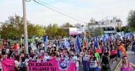 En 10 fotos | Neuquén y Roca marcharon por el triple femicidio: «Nos matan a las pibas en la cara de la gente»