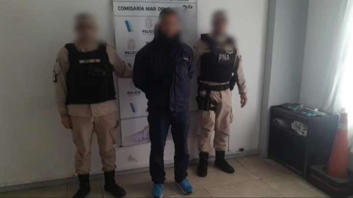 Caos en un banco: un hombre dejó caer un revólver en plena fila y fue detenido