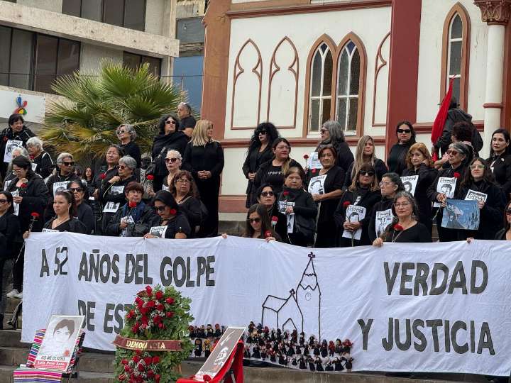 Mujeres de luto en Arica: Con tensión inicial se realizó el tradicional acto por víctimas de Dictadura en Chile