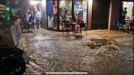 La plaza de la Independencia de Vigo se inunda por una tubería rota que afectó al párking y negocios