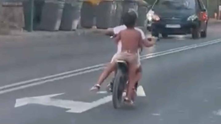 Graban a dos niños en Sevilla conduciendo una motillo por la avenida Manuel Siurot