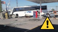 Camión de transporte provoca aparatoso accidente en gasolinería de NL; hay 6 heridos