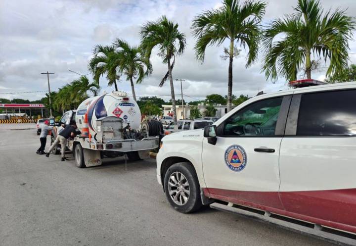 Controlan fuga en una pipa de gas en la avenida Kabah de Cancún