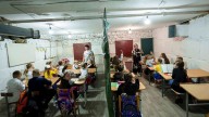Niños de Ucrania inician el año escolar en aulas subterráneas para evitar las bombas rusas