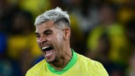 Brasil vapuleó a Chile 3-0 y se mantiene como escolta