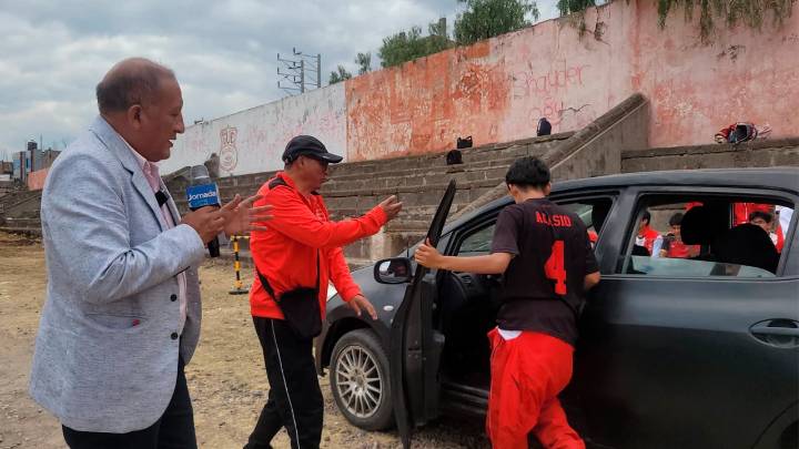 Alumnos de quinto año de secundaria de Mariscal Cáceres reciben clases de manejo de auto