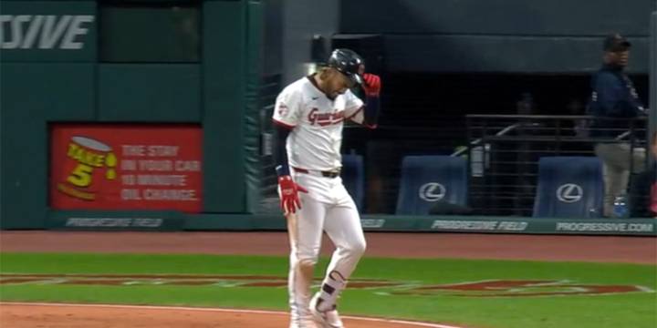 Gabriel Arias exits Guardians' game vs. Royals early