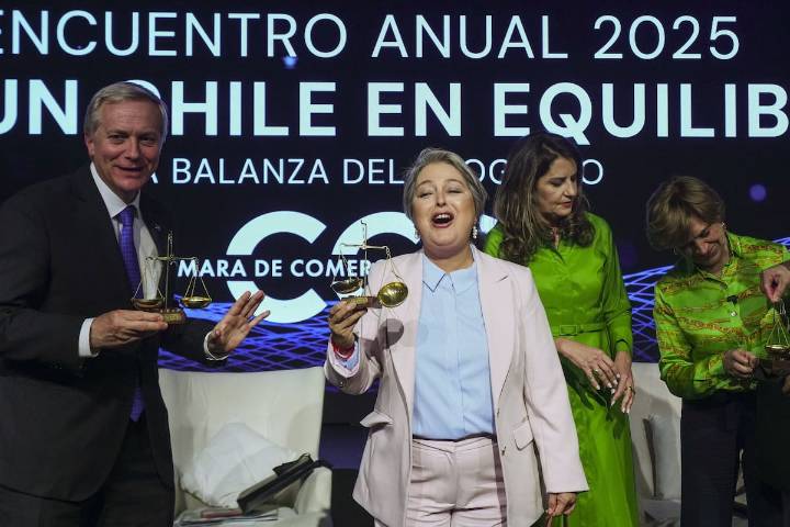 Incertidumbre. Arrancó la campaña para las elecciones en Chile: fuerte paridad entre el candidato de derecha y una comunista