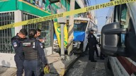 Microbús se descontrola por falla de frenos, sube a la banqueta y deja una mujer atropellada en Puebla