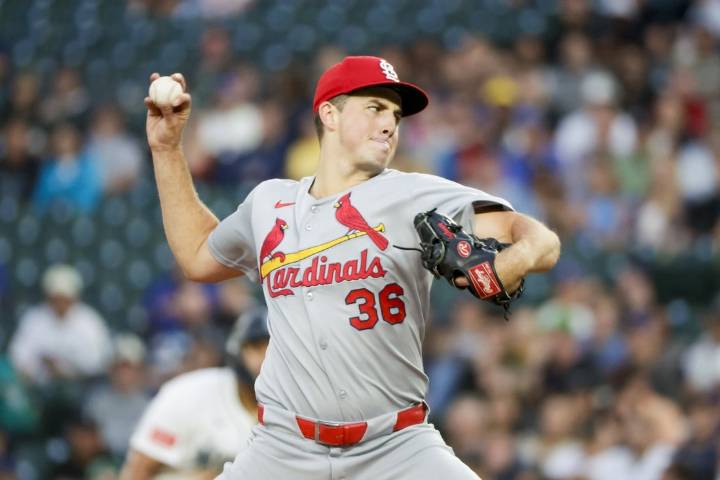 Deadspin | After tweak sparks win, Reds continue playoff push vs. Cardinals