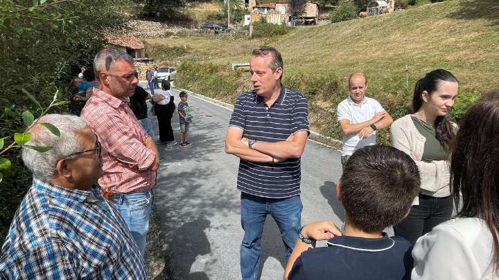 La Silva (Tineo) ya disfruta de un acceso pavimentado: "Se salda una deuda pendiente con los vecinos"