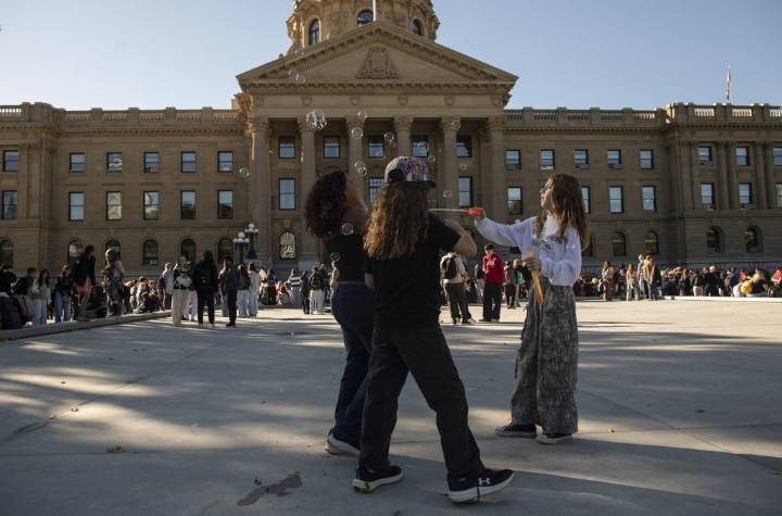 Voting on tentative deal ends for Alberta teachers a week before strike deadline