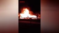Un camión con polietileno se incendia en la AP-2 y provoca una espectacular columna de humo