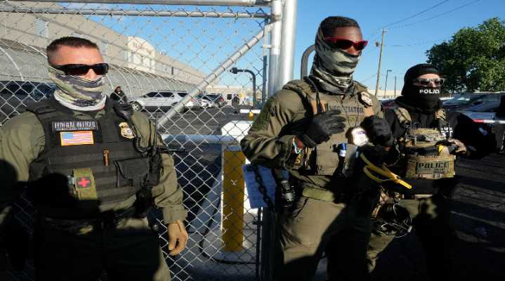 California prohíbe uso de máscaras a agentes de inmigración