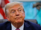 Trump niega cambio de régimen en Venezuela pero refuerza presencia militar