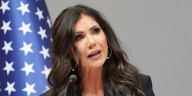 Juez ordena a Trump actualizar sitio web de inmigración para venezolanos con TPS