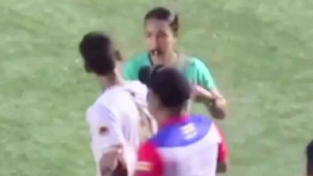 Jugador en Colombia agrede físicamente a la árbitro Vanessa Ceballos