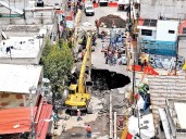 Crece socavón y el riesgo; desalojan a vecinos
