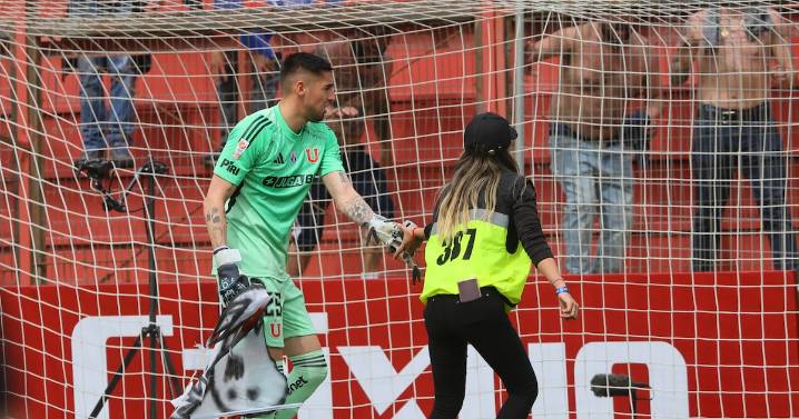 Con el fantasma de la B: Hinchas de Colo Colo sobrevuelan dron en la Supercopa ante la U