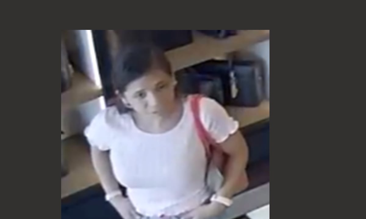 Policía busca a mujer sospechosa de robar en tienda Coach de Barceloneta