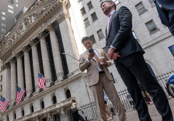 Wall Street inches higher before the bell ahead of critical jobs data release this week
