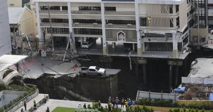 Bangkok sinkhole disrupts traffic and prompts evacuations