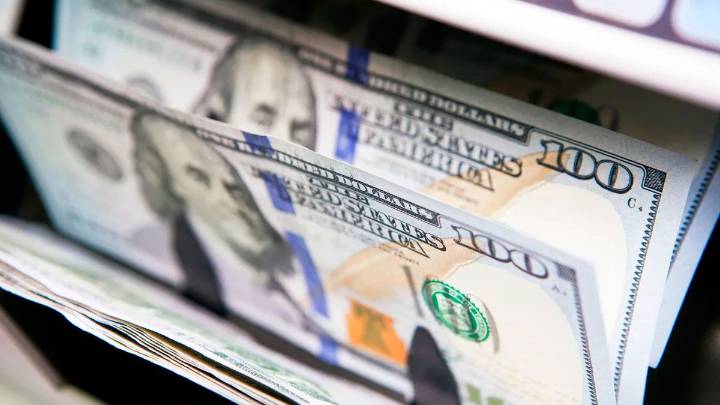 El dólar rozó los $1.450 en el Banco Nación y el mayorista quedó a solo 2,8% del techo de la banda