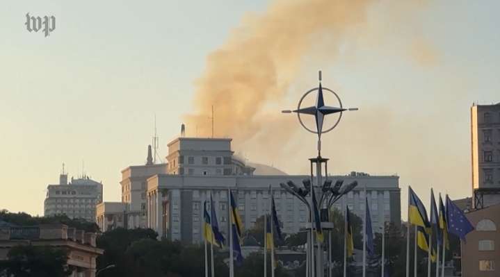 El mayor ataque aéreo de Rusia contra Ucrania incendia el edificio gubernamental de Kiev