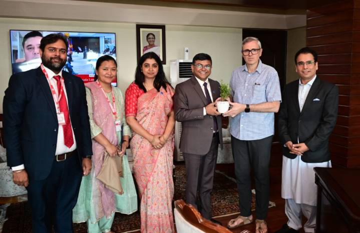 Union Bank of India donates ₹1 crore towards flood relief, presents cheque to CM