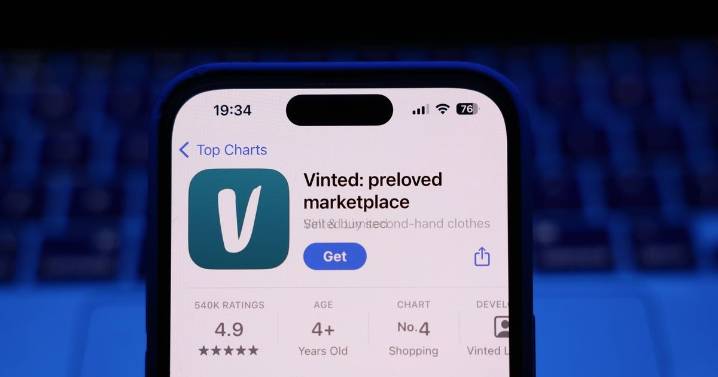 Woman baffled by what arrives after ordering on Vinted for first time