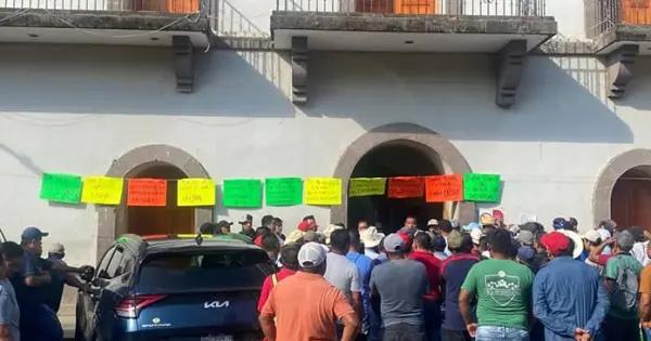 Bloquean alcaldía de Tamazunchale