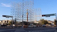 Llegan primeros asistentes para esperar a los artistas que se presentarán en Plaza del Ángel