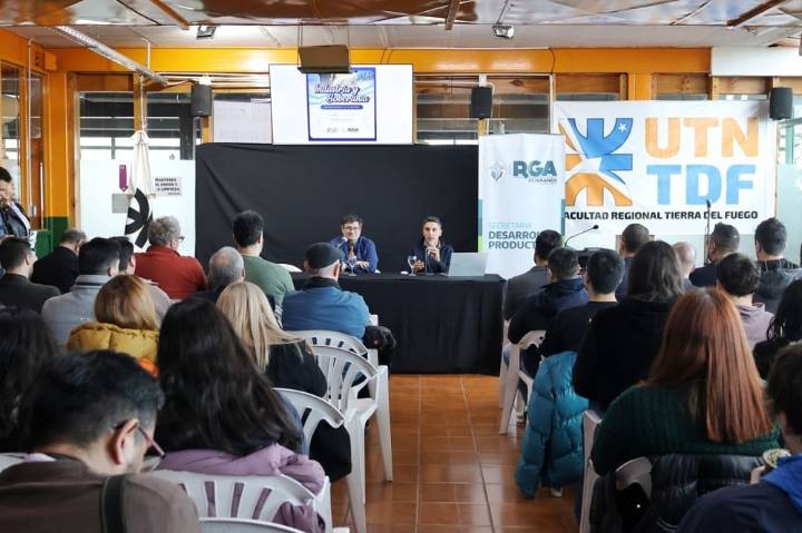 Amplia participación en la charla “Industria y Soberanía”