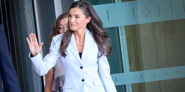 La reina Letizia acierta en El Cairo con un vestido de escote Bardot y estrena bolso de inspiración vintage