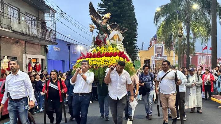 Fieles católicos celebran a su patrono san Miguel Arcángel con procesión llena de color y alegría