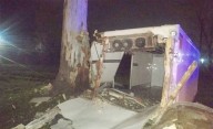En Ruta 2, un camión frigorífico despistó, chocó contra un árbol y los ocupantes quedaron atrapados