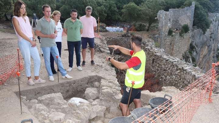La excavación en el Castell d'Alaró descubre nuevas estructuras y un aljibe más profundo