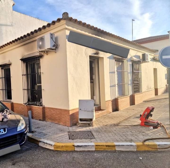 Un incendio en un local de restauración de Umbrete moviliza a los bomberos del Aljarafe