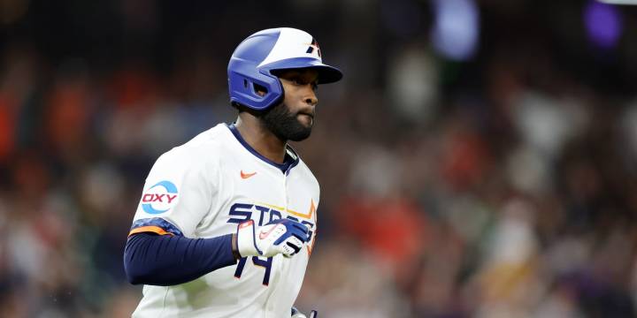 Yordan Alvarez injures ankle vs. Rangers