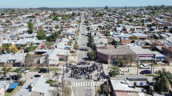 Acuerdo Capital: quedó inaugurada la pavimentación de calle Larrea, en el tramo entre Blas Parera y Peñaloza