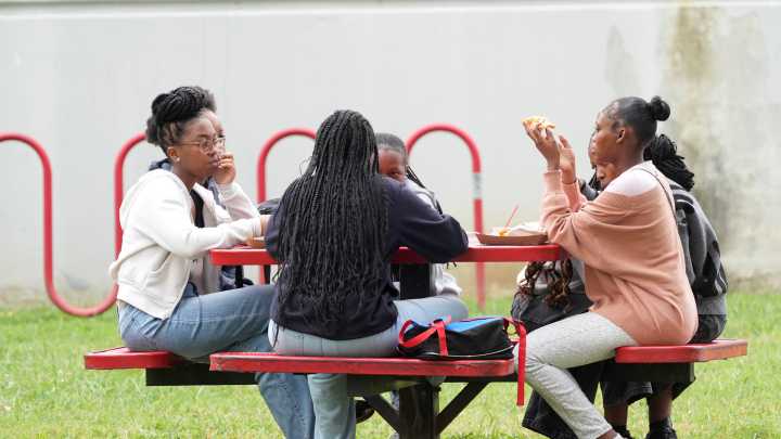 'No drama, no fights': Why some students like JCPS' new cell phone ban