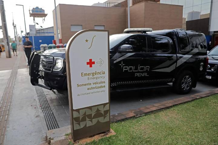 Una crisis de salud lleva a Bolsonaro al hospital mientras su hijo Eduardo es elegido líder de la minoría en el Congreso