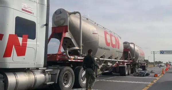 Derrapa motociclista y es arrollado por tráiler en carretera 80