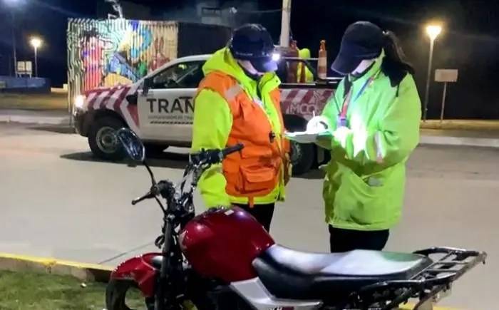 Caleta Olivia: una mujer fue atropellada por un motociclista de 22 años
