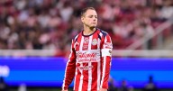 Chicharito y el error que desató la furia rojiblanca (VIDEO)