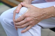 ¿Te suenan las rodillas? Esto significa y cuándo consultar al médico