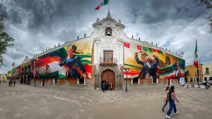 Tlaxcala reviste de fiesta su Centro Histórico tras polémica por adornos patrios
